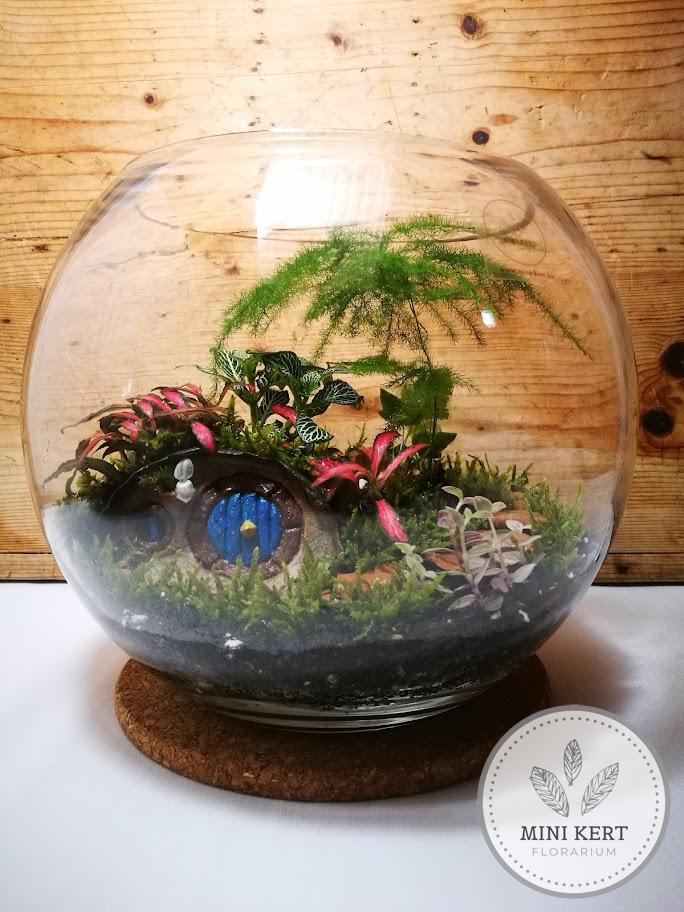 üveggömb florárium kék ajtós hobbit házzal